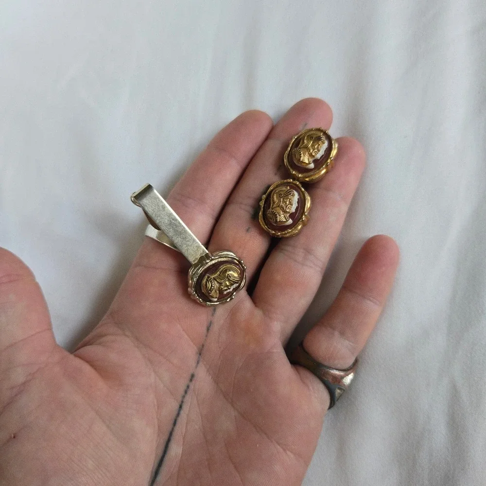 VTG Roman Knight Cufflinks Tie Clip Set Mens Gold Red Bar Intaglio Unbranded EUC